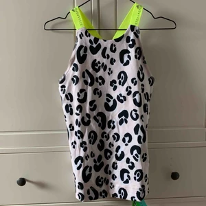  - Träningslokal från Stella McCartney Stella Sport storlek S. Ny med lappar kvar