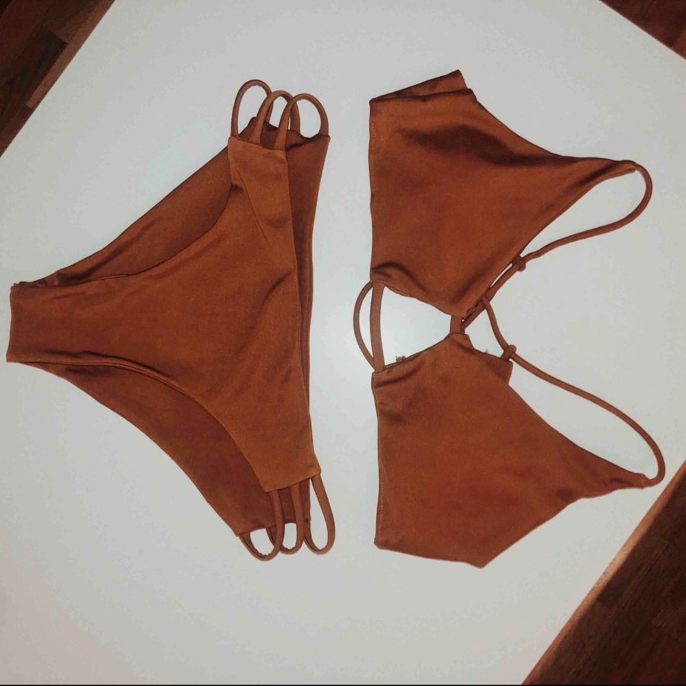 Bikini sett, brun. Trosa i brasilian stil. Knappt använd Köparen står för frakt . Övrigt.