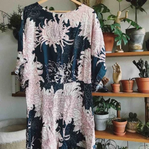  - Blommig playsuit från asos! Köparen står för frakt, kan eventuellt mötas upp i Stockholm också!