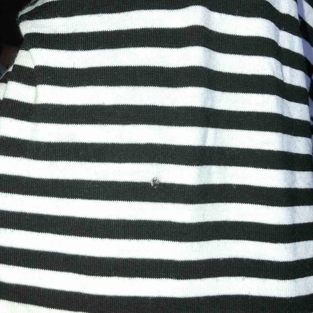 Randig turtleneck långärmad tröja<33 Fint skick förutom ett litet hål vid magen (se bild 3) men hålet syns knappt💕köparen står för fraktkostnaden. Tröjor & Koftor.