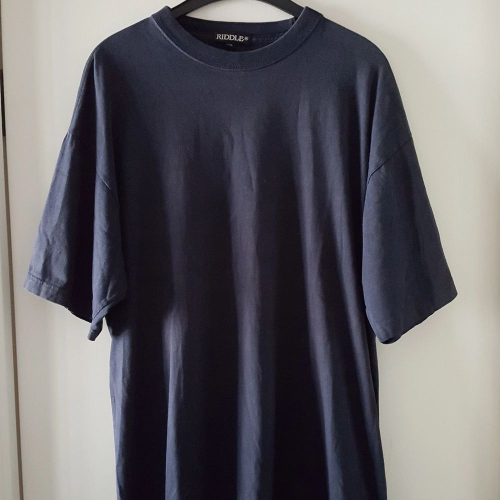 Vintage svart t-shirt i storlek XL. Snyggt oversize tycker jag. Kan skickas om köparen står för frakten. . Övrigt.