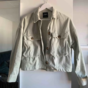  - En jättefin jeansjacka ifrån Zara✨ Som jag inte använt jättemycket så den är i väldigt bra skick! Den går lite åt det gröna hållet men är ljusare än militärgrön.  Nypris tror jag var 399kr.   Om den behövs fraktas står köparen för fraktkostnaden!   😊