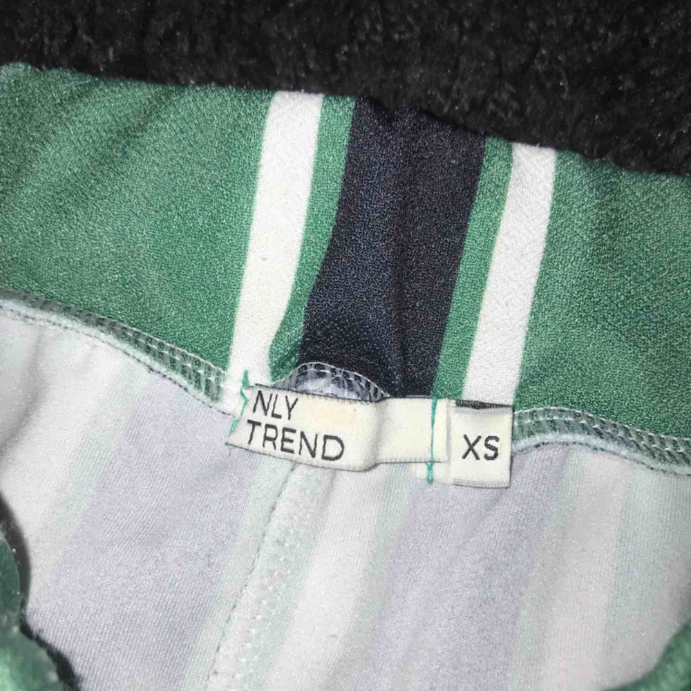 Snygga byxor från Nelly.com i skönt material! Endast använda en gång. Säljer då de inte kommer till användning. Strl XS-S, nypris 599kr😊. Jeans & Byxor.