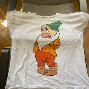 Ny Disney T-shirt  - Helt oanvänd t-shirt med sött tryck både fram och bak! Storlek XL. Frakt tillkommer om den ska skickas. 