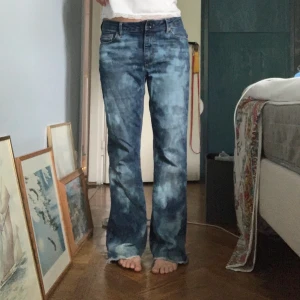 Blekta jeans strl S - Snygga jeans som jag blekt själv. Perfekta nu till hösten💞 ✨OBS om du ej kan mötas vid köp behöver du betala för frakten✨