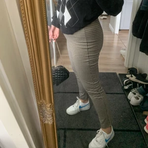 Rutiga byxor - Ett par snygga rutiga byxor i nyskick, byxorna är stretchiga och väldigt sköna! köparen står för frakt 🦋