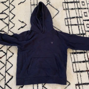 Blå hoodie, Gant - Skön, Bra passform, Från NK, Gant, 