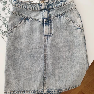 Ny stentvättad jeanskjol - Snygg jeanskjol som är inköpt förra sommaren men ej använd pga att den är för stor för mig. Prislappen är kvar. Lite längre i modellen, slutar ovanför knäet. Ganska stor 36:a, snarare en 38:a. 