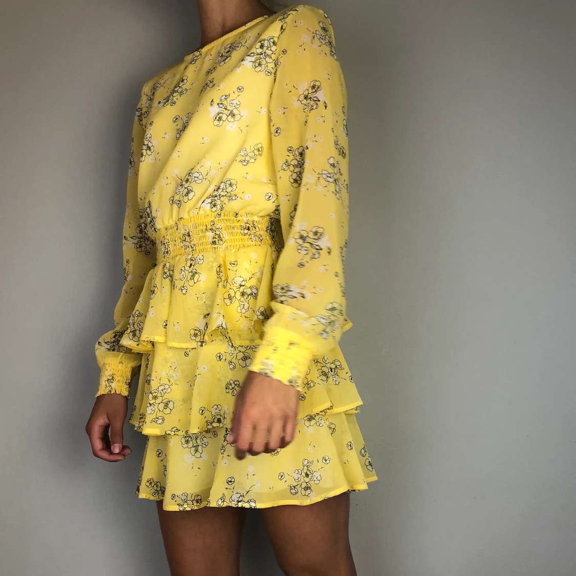 Gul blommig klänning! - 90