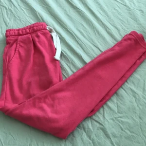 Sköna mjukisar - Sköna mjukisbyxör med cool färg. Säljer pga inte kommer till användning och färgen inte är min smak. !Köparen betalar frakt!