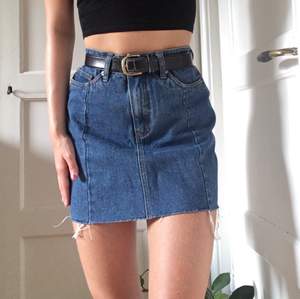 Jeans kjol från nakd! Jättesnygg och perfekt längd för mig som är 164. Använd ett fåtal gånger.