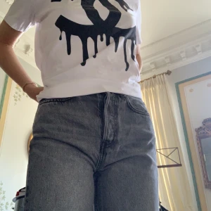 T-shirt med coolt tryck - Överväger att sälja min älskade t-shirt från Jackie vid bra pris då jag behöver pengar :/ ❤️ buda i kommentarerna