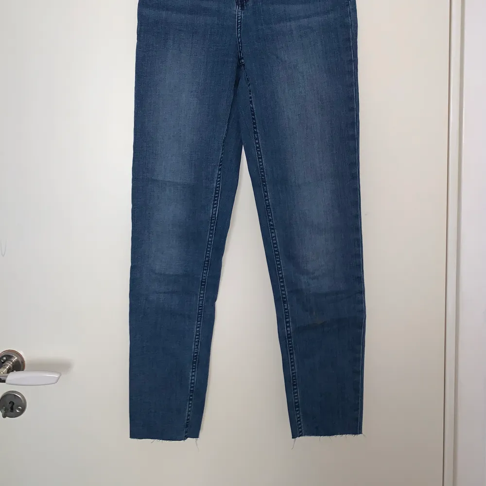 Blåa jeans. Hämtas upp eller fraktas. Köparen står för frakt. Frakten ligger på ca 40kr. Skicka privat för bättre bild.. Jeans & Byxor.