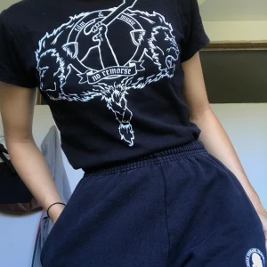 Babytee  - Cool babytee🤟🏽 Använder inte för den är inte min stil, men den är i bra skick! Passar xs-l skulle jag säga. Om fler gillar den blir det budgivning i kommentarerna🤗