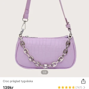 Väska lila shein - Säljer denna fina oanvända väskan från shein eftersom jag råka beställa i fel färg. Super fin bara inte min stil tyvärr! Om många vill ha blir de bud!frakt tillkommer eller möta upp i stockholm. Högsta bud:170kr