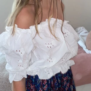 Vit Top  - En vit härlig top från Gina Tricot som tyvärr är för liten för mig. Festlig och samtsiigt vardaglig. Stl 40 men är liten i storlek!