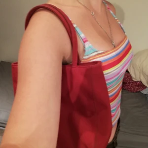 Röd väska - Fin väska som jag har köpt second hand för ett tag sen. Den har inga fläckar och man får plats med hyfsat mycket grejer. Frakt 66