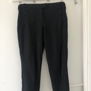 Svarta Kostymbyxor strl 34 - Svarta kostymbyxor från Esprit i strl 34 med fina detaljer, 150 kr + frakt✨