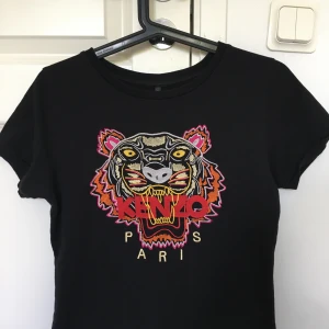 Kenzo T-shirt  - Svart T-shirt ifrån kenzo i storlek S