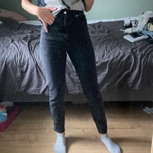 High Waits mom jeans - Säljer dessa high waisted mom jeansen från NAKD i storlek 36, knappt använda, 70 cm i innerbenet och modellen är 169cm lång, ordinarie pris är 399kr frakt tillkommer vid betalning buda i kommentarerna.😍⚡️💛
