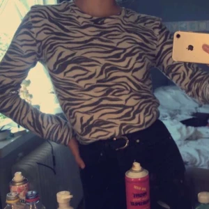 Zebra mönstrig tröja - Säljer denna zebra mönstriga tröja, storlek xs! 
