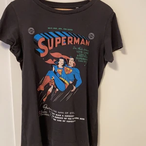 Superman Lois Lane tröja  - Fin mörk grå t-shirt med ”superman” tryck, står att det är storlek L men sitter bra på både S och M också. Frakt tillkommer, hör av er vid frågor😊😊