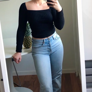 Svart ribbad topp - Svart ribbad topp strl XXS. Passar XXS-S beroende på hur ni vill att den sitter eftersom den är stretchig (jag har vanligtsvis XS). Litet hål under armhålan men det går lätt att sy igen. Pris: 40kr + frakt❤️