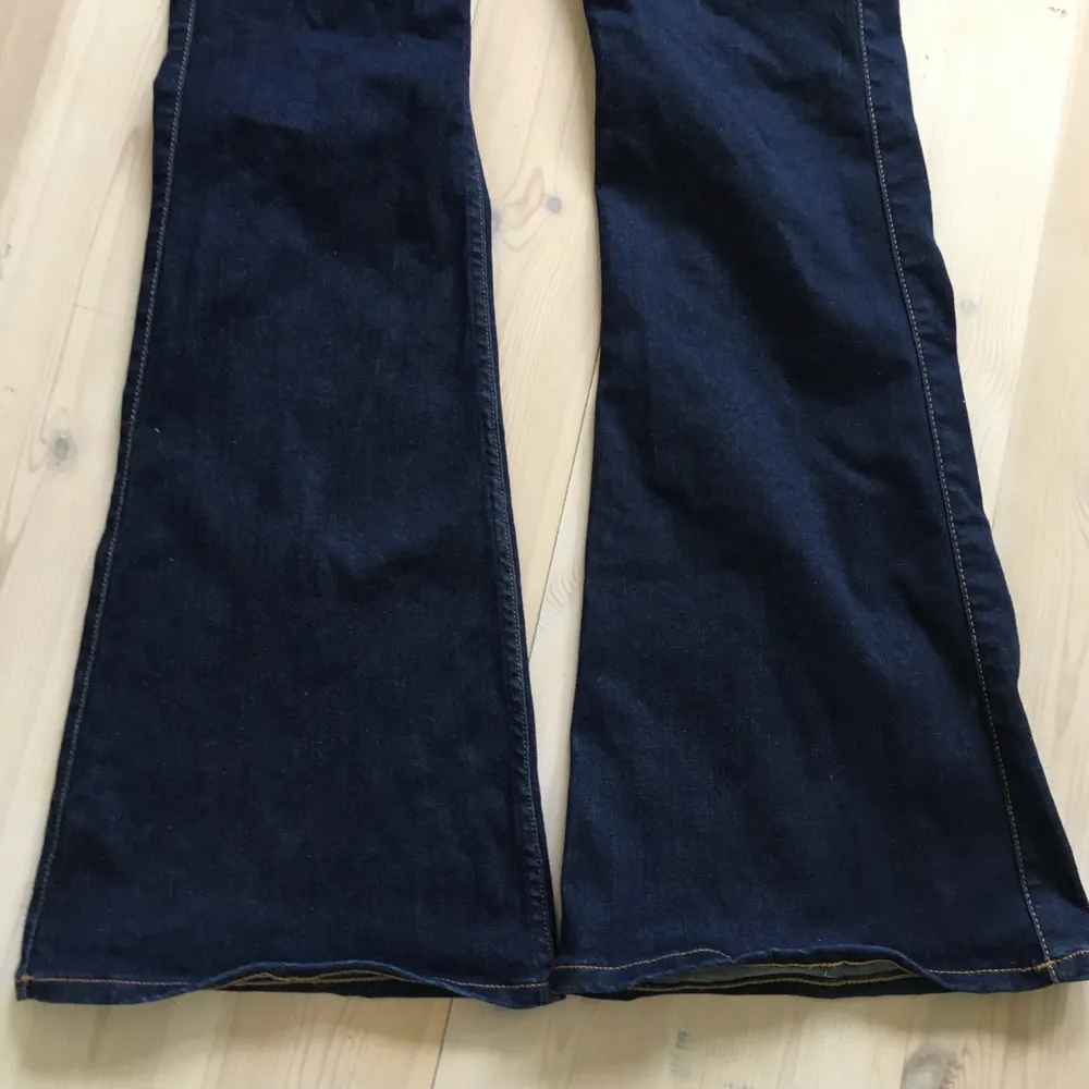 Ett par bootcut jeans ifrån märket ”Lee”. Det som står på är ”W27 L31” men skulle säga att dem passar XS/S. Jeans & Byxor.