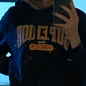 Hoodie - Blå hoodie i storlek M, men är ganska liten så skulle snarare säga S ❤️ Skitfin och assnygg! Nopprig, men går lätt att ta bort om du har en noppringsmaskin eller förhand:) 