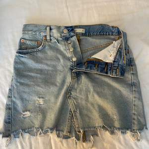 En skitsnygg jeans kjol från Gina tricot, lite stor för mig så jag har skärp annars väldigt bra i storlek💞