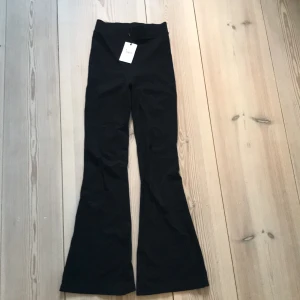 Långa bootcut byxor från Bikbok  - Långa bootcut mjukis byxor från Bikbok. Nya / Oanvända. Kvitto samt lappen finns kvar. Storlek XS. 199 + frakt, kan mötas upp i Stockholm. 🥰