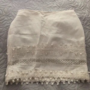 Kjol med spets - Fin vit kjol med spets från H&M i storlek 34. Säljs då den är för liten för mig. Skickas mot fraktkostnad - kan samfrakta. 