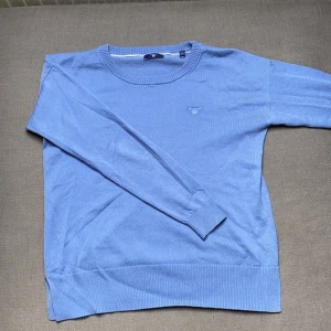 Gant tröja. S.  - Långärmad bomullströja från GANT i storlek S. Tröjan är endast provad och är enkel att båda klä upp och klä ned. Säljer tröjan eftersom den är lite stor för mig då jag vanligtvis är en XS på gränsen till S. Storleken är en perfekt S. Pris kan diskuteras!