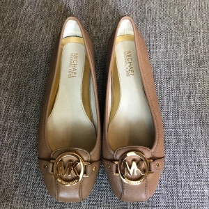 Michael Kors skor - Oanvända Michael Kors ballerinaskor i modellen Fulton i stl 36, stora i storlek, fint material i skinn  🤎🤎🤎