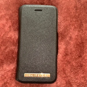 Ideal of Sweden skal iPhone 6/7/8/SE - Säljer mitt plånboksskal från ideal of Sweden då jag har ny mobil och detta inte passar till den. Som nytt!  Org pris: 399kr frakt: 19kr