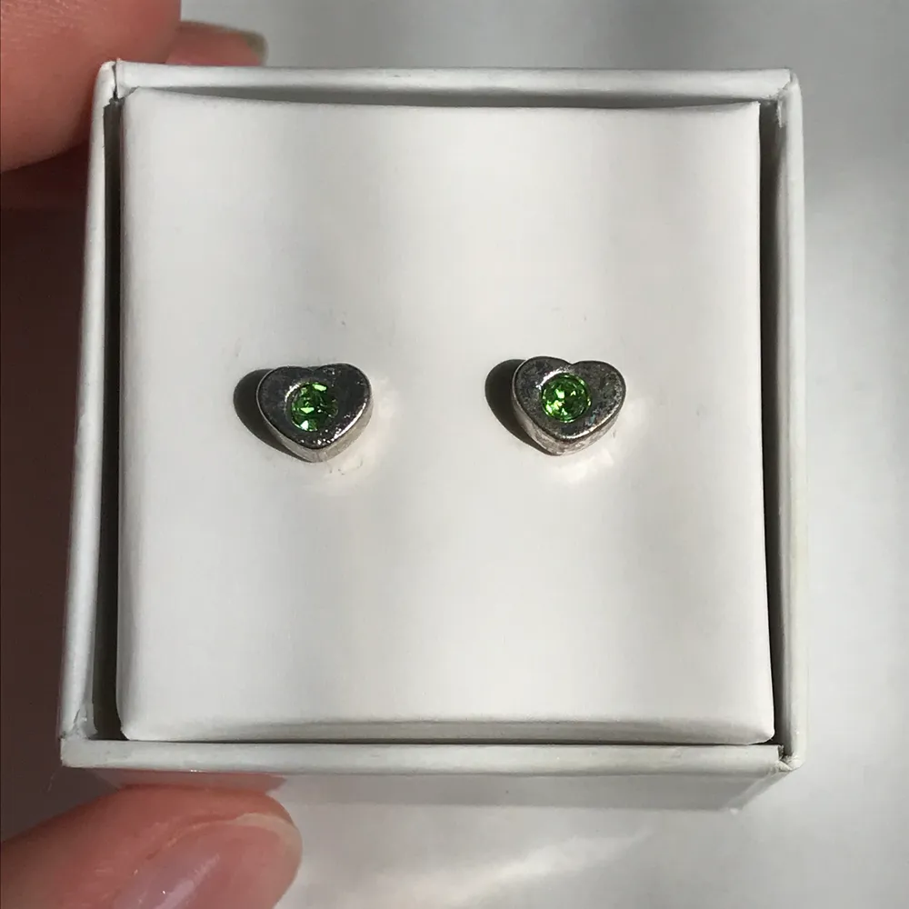 Små hjärtformade örhängen med en liten grön sten i mitten. 20kr + frakt 11kr (tar bara swish). Accessoarer.
