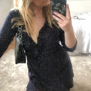 Omlottklänning - Supersöt klänning som inte kommer till användning längre. Går att justera storleke mycket.