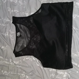 Svart topp - Köpt från Hm strl L sitter som en S/M