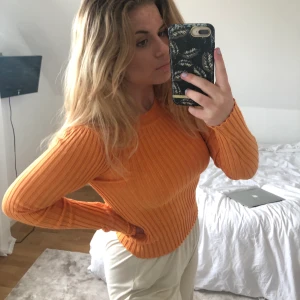 Ribbad orange topp - Super snygg orange topp från asos! Priset är exkl frakt.