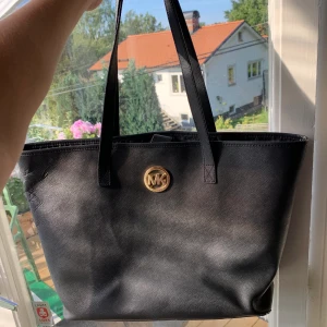 Michael kors väska  - Jättefin Michael kors väska, som inte kan köpas längre! Ordinarie pris 3500kr, pris går att diskutera, jag står för frakten! 