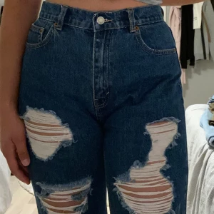 slitna mom jeans - jeans från pull&bear som jag inte längre använder!! väldigt sköna 💕