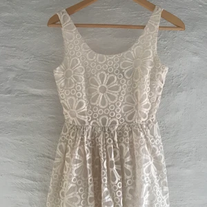 Vit blommig klänning  - Denna är perfekt till avslutningar, student osv men också till sommaren. Vit blommönstrad klänning från Bikbok. 