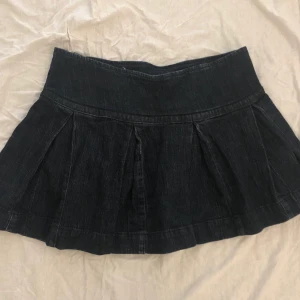 Super söt kort guess kjol! - Köpt second hand men har själv inte använt den, ganska bra skick, men dragkedjan kan krongla lite. Pris kan diskuteras!