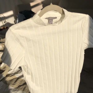 Tröja  - Den är inte tajt för att vara i storlek S. Aldrig använd. Köparen står för frakten.