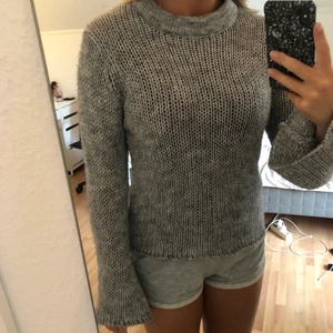 Stickad tröja - Säljer en mysig grå stickad tröja ifrån Rut & Circle i storlek XS💗 Ärmarna är utsvängda