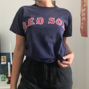 Snygg vintage tee - Snygg vintage tee köpt på Beyond retro! Knappt använd så i fint skick! Köparen står för frakten (ca 50kr) eller möts upp i Stockholmsområdet❤️