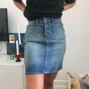 Jeanskjol! - Snygg jeanskjol från Dobber! I strl 40 så lite stor på mig som vanligtvis har 38 men de funkar även med skärp! Köparen står för frakten (ca 50kr)❤️