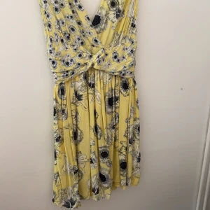 Gul klänning från Zara - Aldrig använd då den är för liten för mig. Gul klänning från Zara. 