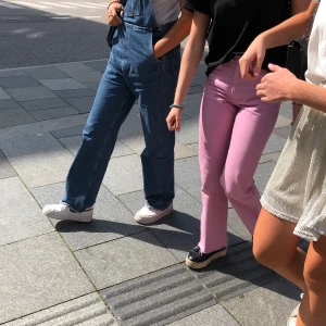 Superhärliga rosa jeans från Weekday! - Jättesnygga jeans till sommaren i en perfekt rak/flare modell. Sparsamt använda! Hör av er för frågor💗💗💗💗