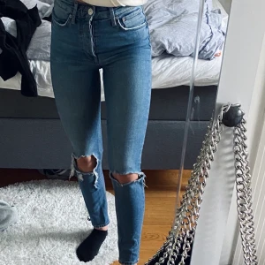 Blå jeans - Säljer mina gamla favorit byxor! Är fortfarande i jätte bra skick men kommer inte till användning längre ☹️❤️